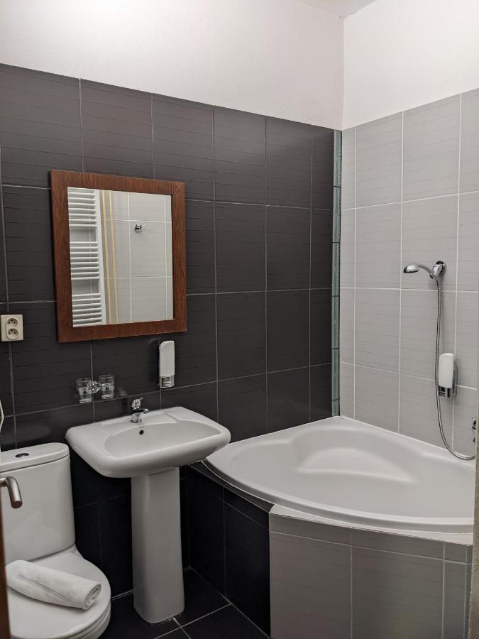 Garni Hotel Cosmopolitan Senec Extérieur photo