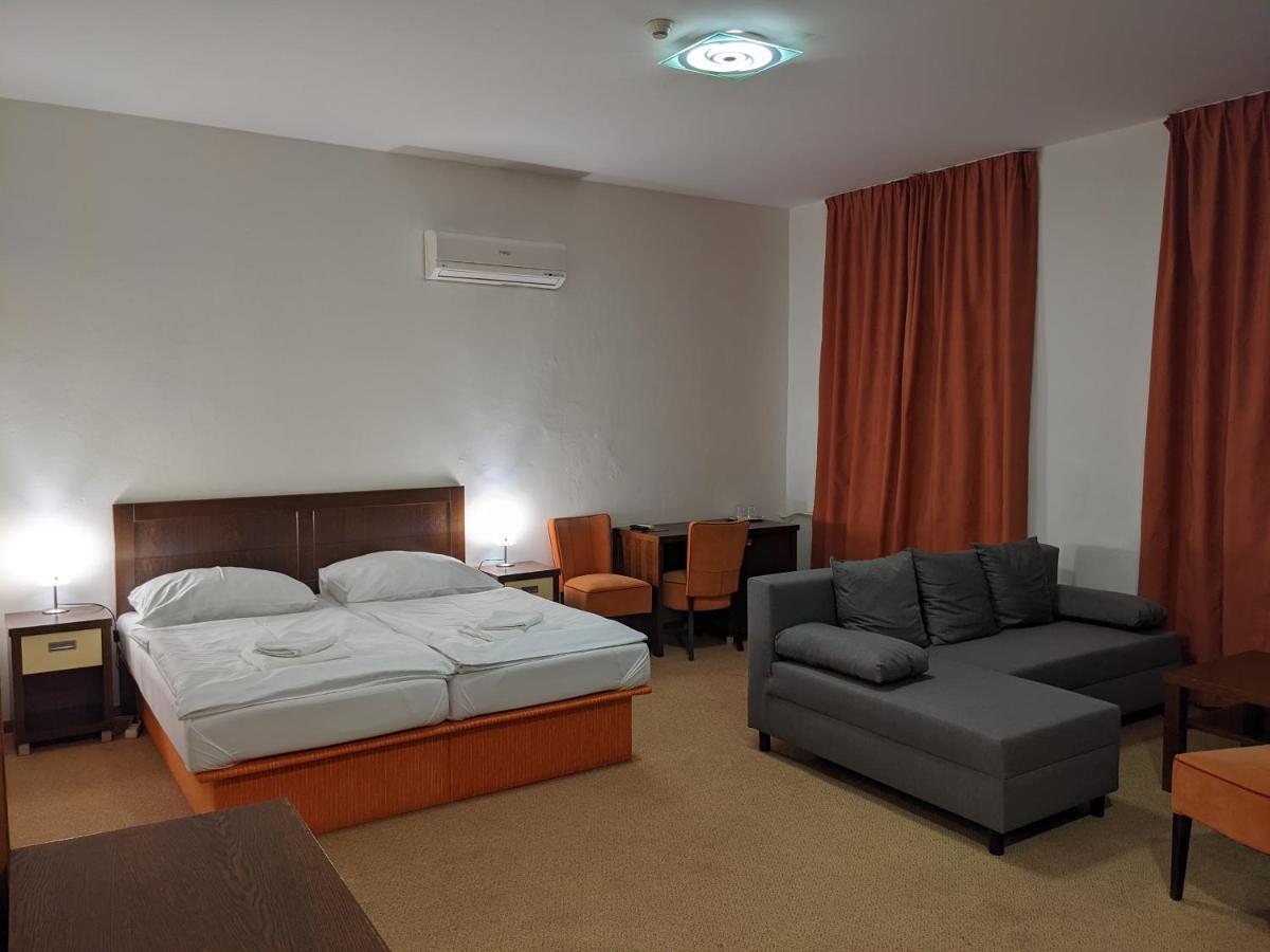 Garni Hotel Cosmopolitan Senec Extérieur photo