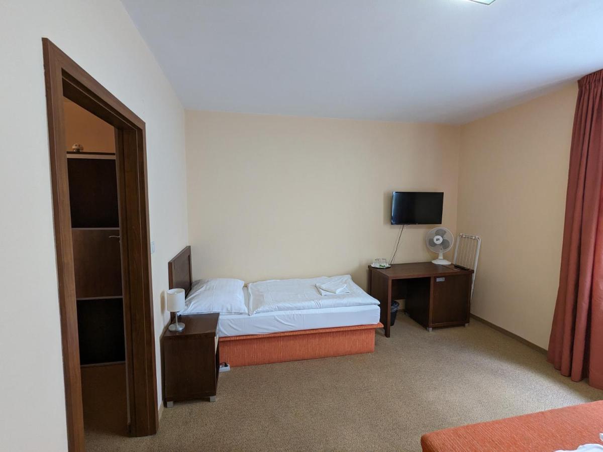 Garni Hotel Cosmopolitan Senec Extérieur photo