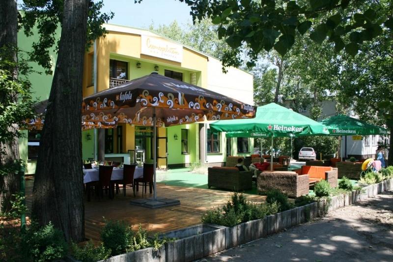 Garni Hotel Cosmopolitan Senec Extérieur photo