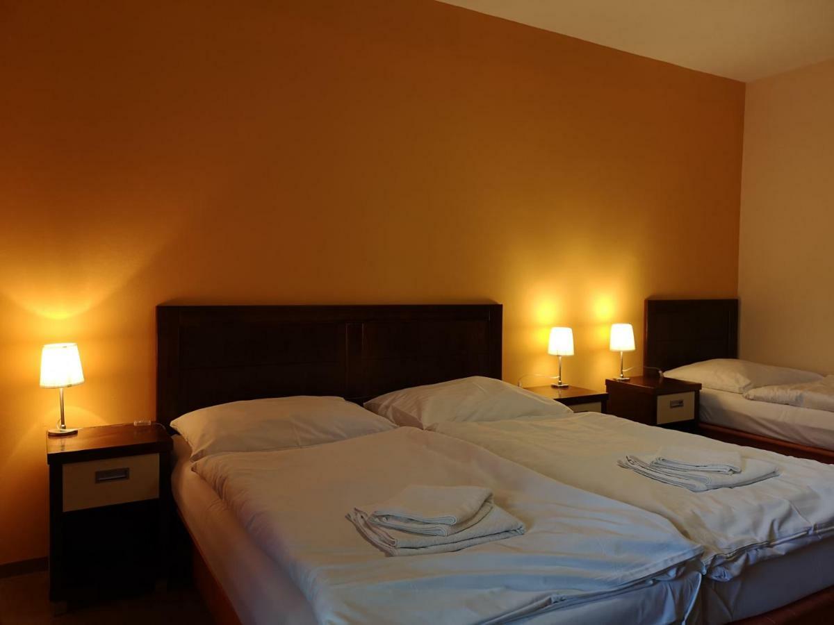 Garni Hotel Cosmopolitan Senec Extérieur photo