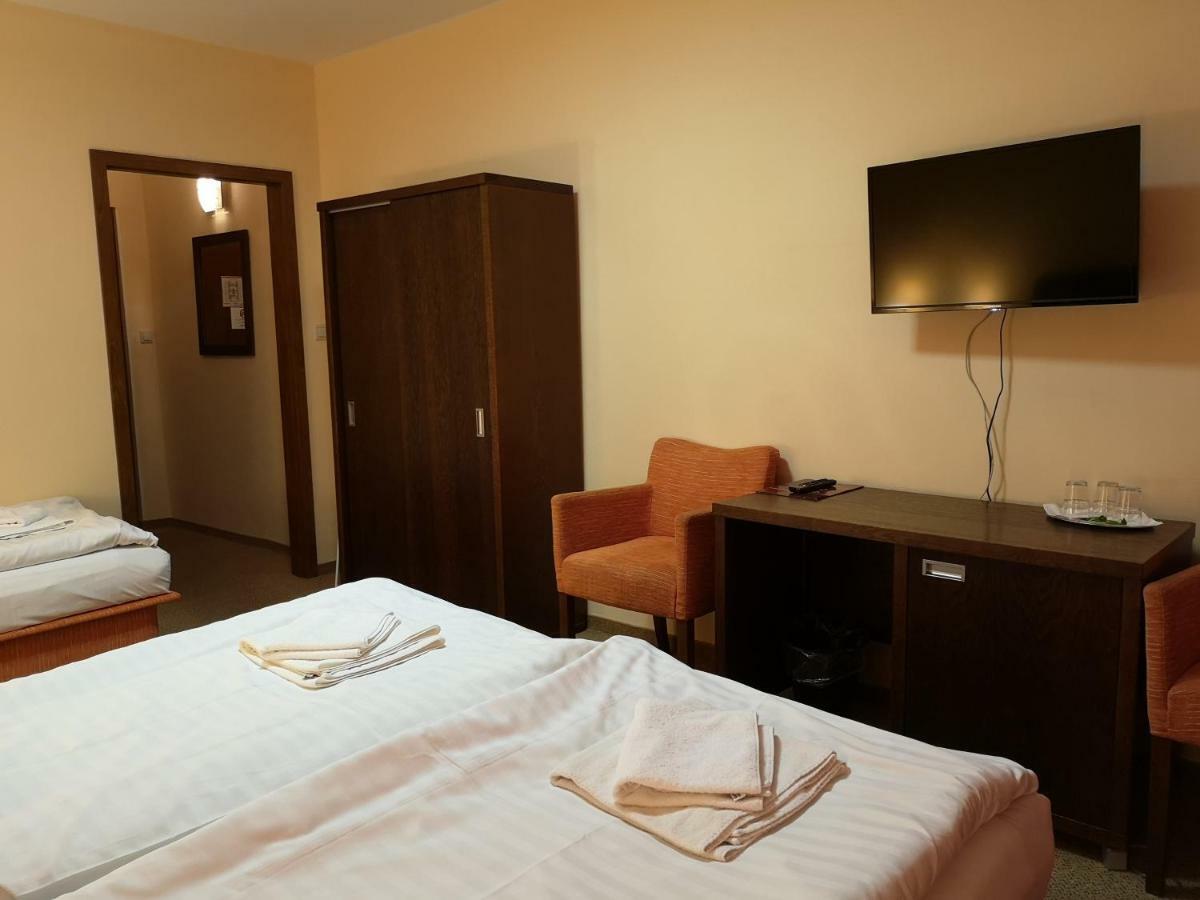 Garni Hotel Cosmopolitan Senec Extérieur photo